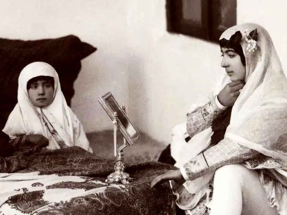 (عکس) سفر به عصر قاجار؛ دستۀ «زنانِ نوازنده» در مهمانی سلطنتی و جمعیت زن‌ها در ایستگاه قطار