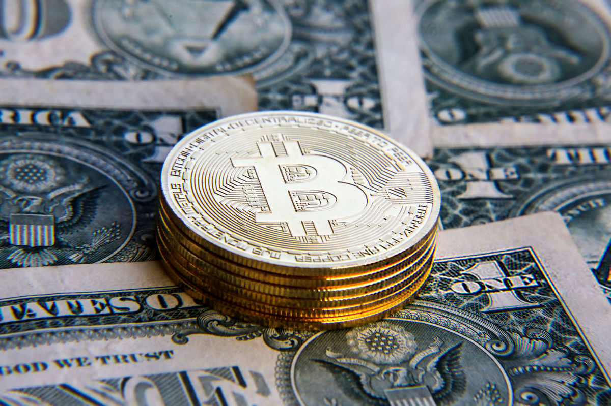 سکون بیت‌کوین در سایه تعادل دو شاخص کلیدی