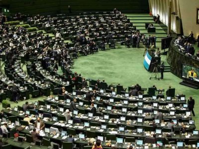 فشار مجلس به دولت/ انتقال سهمیه بنزین به کارت های بانکی از کی اجرا می شود؟